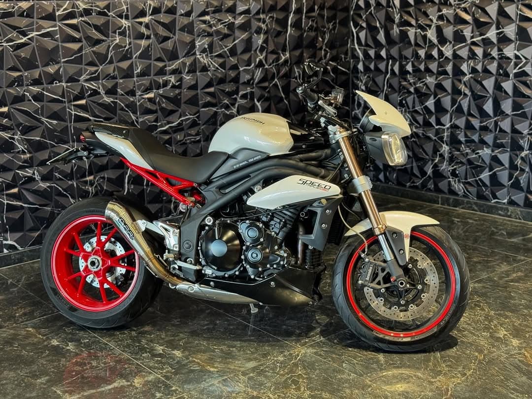 TRIUMPH Speed Triple